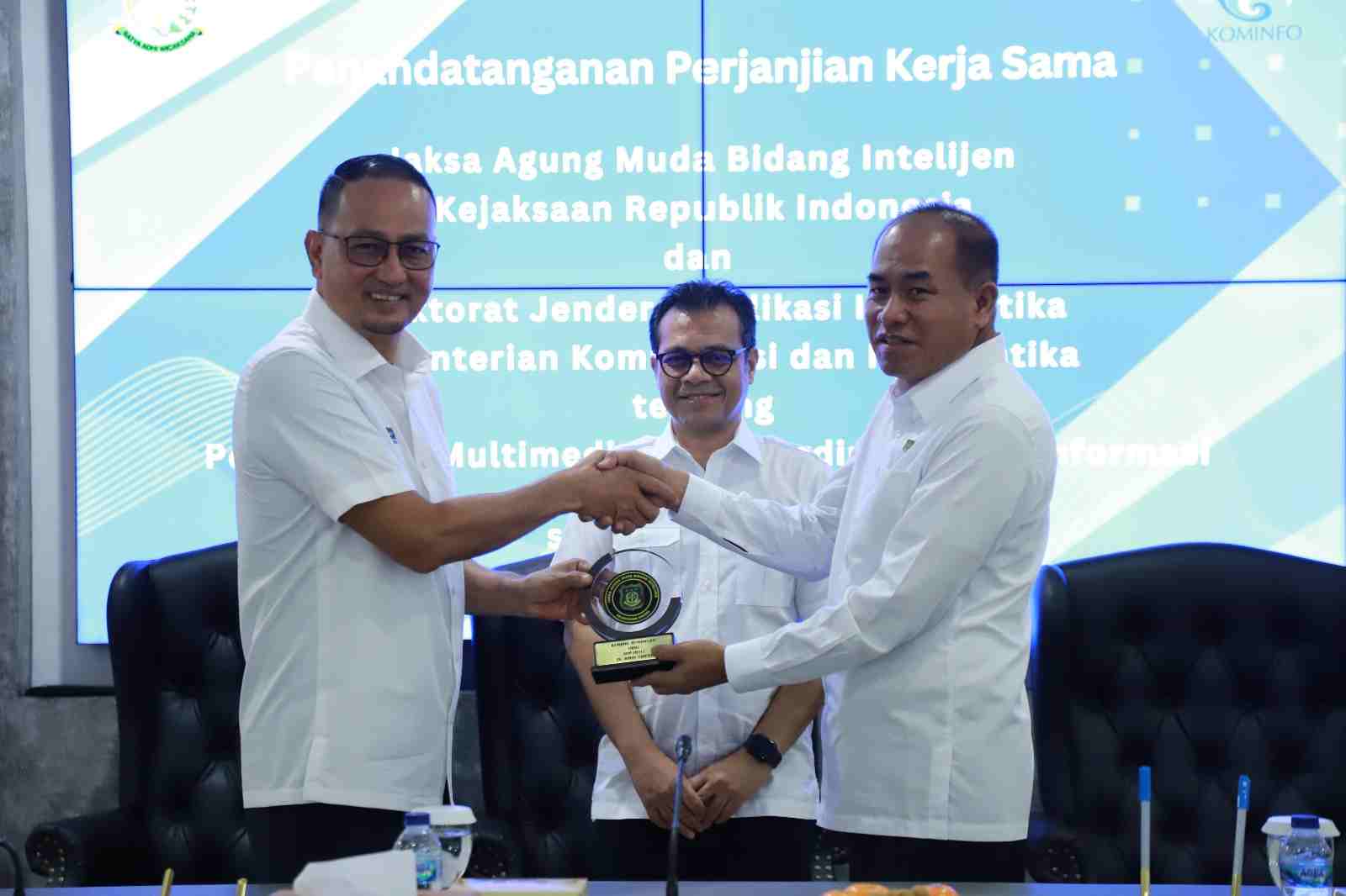 Penandatanganan Perjanjian Kerja Sama antara Jaksa Agung Muda Bidang Intelijen (JAM INTELIJEN) dengan Kementerian Komunikasi dan Informatika RI tentang Pengawasan Multimedia (ist)