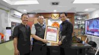 Kapuspenkum Kejaksaan Agung RI Dr. Ketut Sumedana saat mewakili Jaksa Agung menerima penghargaan The Right Man on The Right Place dari LensaIndonesia.com sebagai “Jaksa Agung Terbaik Era Reformasi” dalam kategori “The Prudent and Firm On Law Enforcement”(ist)