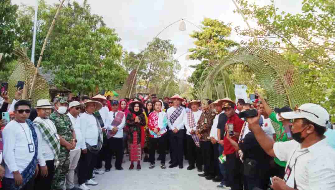 Bupati Kabupaten Kepulauan Sula, Fifian Adeningsi Mus pada saat foto bersama pada kegiatan Festival Tanjung Waka (FTW) 2023.(Isrudin/detikgo)