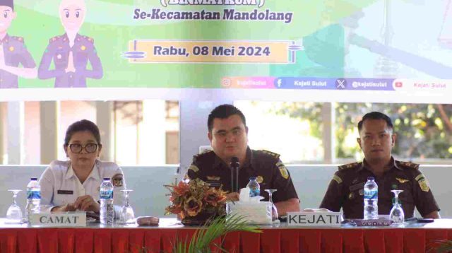 Kasi Penkum Kejati Sulut Theodorus Rumampuk, SH, MH didampingi Camat Mandolang Reyli Yurike Pinasang, SE dan Dimekrius selaku moderator dari Kejati Sulut (ist)