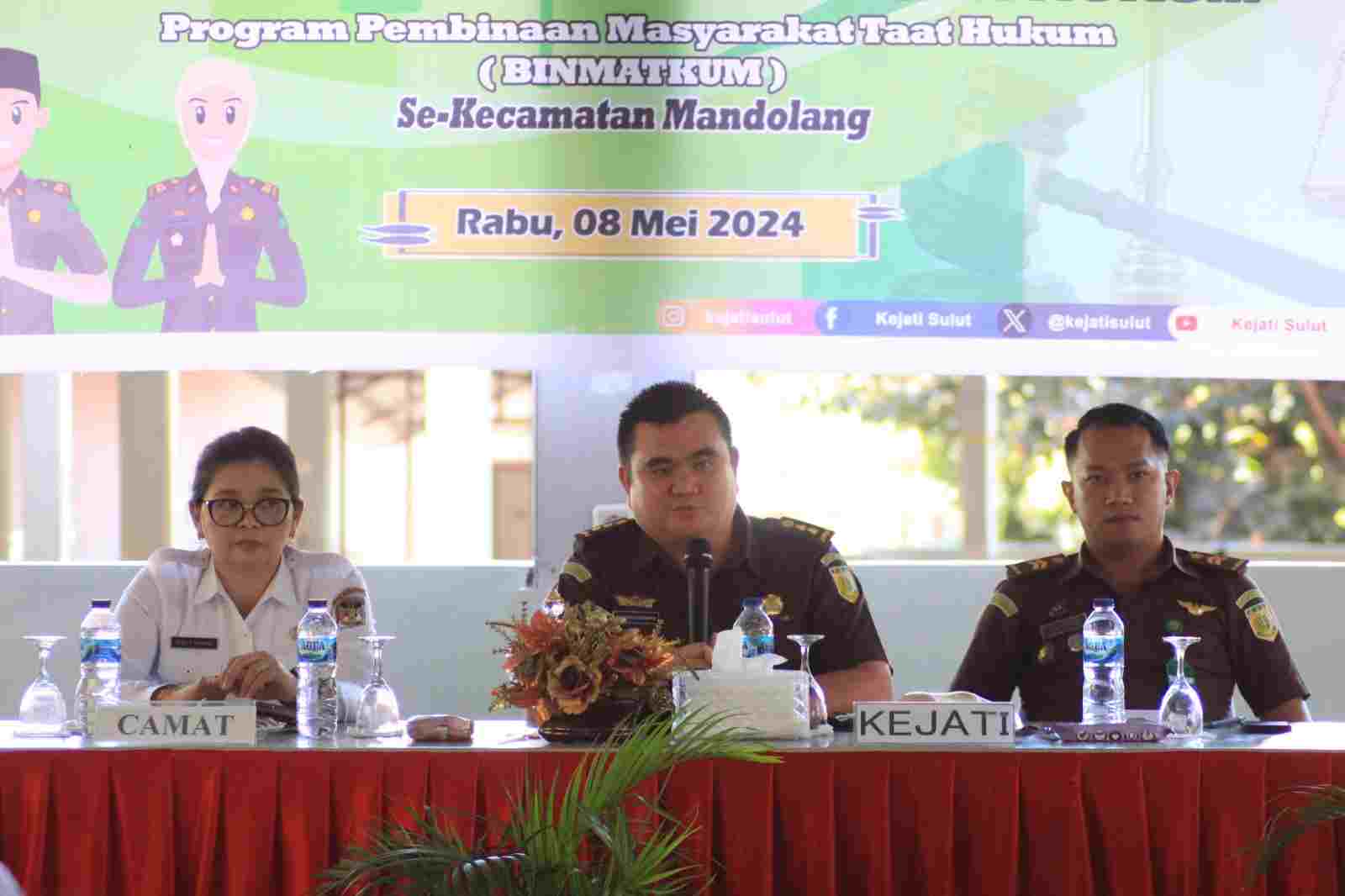 Kasi Penkum Kejati Sulut Theodorus Rumampuk, SH, MH didampingi Camat Mandolang Reyli Yurike Pinasang, SE dan Dimekrius selaku moderator dari Kejati Sulut (ist)