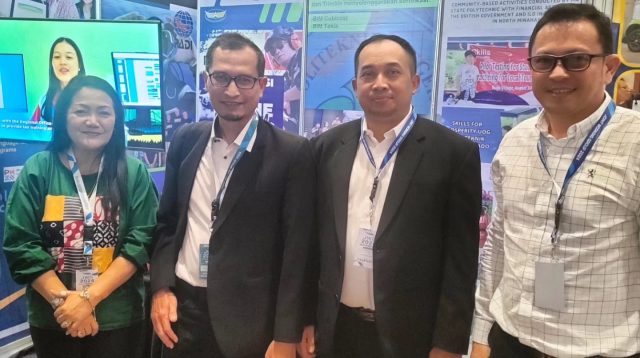 Plt. Direktur Kemitraan dan Penyelarasan DUDI Uuf Brajawidagda, ST., MT., PhD., dan Direktur Politeknik Manufaktur Bandung Mohammad Nurdin, ST, M.AB., saat Mengunjungi Booth Polimdo di JWG ke-13.
