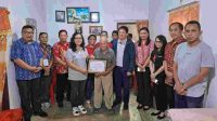 Opa Gayus Rompah saat menerima penghargaan dari Pemerintah Kota Manado (ist)