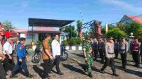 Kasdim 1302/Mhs Mayor Inf Daeng Pasaka Bersama Wakapolres Minahasa Kompol Jhonny Rumate Di Kegiatan Apel Gelar Pasukan Tanggap Bencana 2025 Di Lap Apel Polres Minahasa.(Doc.Foto : Ist)