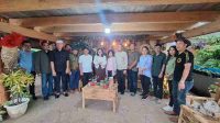 Foto Bersama Pejabat Bappenas RI dan TVRI Pusat Bersama P2KL di Kobong Pedoben Walewangko Langowan Barat.(Doc Foto ; Red)