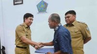 Penyerahan SK kepada Jonathan Antarani, SE., oleh Bupati Kepulauan Sangihe - Foto : Prokopim Kab. Sangihe
