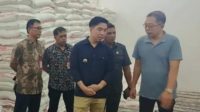 Bupati Kabupaten Kepulauan Sangihe Michael Thungari bersama Wakil Bupati Tendris Bulahari memantau ketersediaan bahan pokok jelang Natal dan Tahun Baru 2026 (ist)
