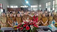 Bupati Minahasa Robby Dondokambey (Tengah) Didampingi Kadis Pendidikan Minahasa Arthur Palilingan dan Para Guru Foto Bersama Usai membuka Rapat Kerja Teknis Tes Kemampuan Akademik (TKA) jenjang SD dan SMP Tahun 2026 yang digelar di Aula Dinas Pendidikan Kabupaten Minahasa, (Doc Foto : Ist)