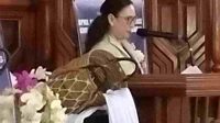Wakil Bupati Minahasa Vanda Sarundajang Saat Memberikan Sambutan di Perayaan Hari Ulang Tahun (HUT) ke-190 GMIM Sion Sentrum Sendangan Wilayah Kawangkoan.(Doc Foto : Ist)