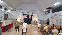 Suasana di TPS Desa Waleure Menghadirkan Dua Calon Hkm Tua Tatty Femmy Pangkey No Urut 1 dan Hj Irma Aslah Calon No Urut 2 didampingi Suami. (Doc Foto : Red)