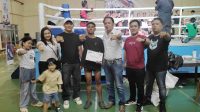 Pengurus Pengda Muaythai Minahasa Foto Bersama Pelatih dan Atlit Pemenang Kelas 51 KG Meyrdaf Lansart usai Pertandingan di Youth Center Manado.(Doc Foto : Red)