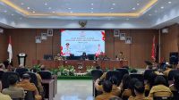 Caption Foto : Sekda Lynda Watania Didampingi Ass 1 Rivyva Maringka dan Ass III Yani Moniung Pimpin Rakoor Pemantapan Pemkab Minahasa Sambut Pengucapan Syukur 2026 Di Ruang Sidang Kantor Bupati Minahasa.(Doc Foto : Red)