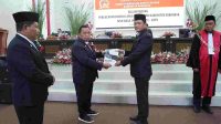 Bupati Minahasa Robby Dondokambey menyerahkan SK Kepada Franky Wolayan Sebagai Ketua DPRD Kab Minahasa Sisa Periode 2024-2029.(Doc Foto : Ist)