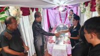Kadis Kominfo Minahasa Recky Laloan Saat Melayat Dirumah Duka salah satu Pegawai Diskominfo Minahasa di Tondano.(Doc Foto : Ist)