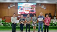 Caption Foto : Bupati Robby Dondokambey (Tengah) didampingi Wabup Vanda Sarundajang Dan Sekda Lynda Watania foto Bersama Usai Rapat Koordinasi Percepatan Program Nasional 3 Juta Rumah di Kabupaten Minahasa yang digelar di Ruang Sidang Kantor Bupati.(Doc Foto : Ist)