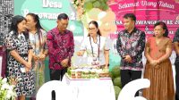 Caption Foto Wakil Bupati Minahasa Vanda Sarundajang Pasang Lilin di Ibadah Syukur dalam rangka Hari Ulang Tahun (HUT) ke-206 Desa Ranowangko II sekaligus peringatan 192 tahun masuknya Injil di desa.(Doc.Foto : Ist)