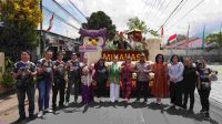 Caption Foto Bupati Minahasa RD Didampingi Ketua TP-PKK Kab Minahasa Ny Matina Lengkong, Wabup Vanda Sarundajang, Sekda Lynda Watania Dan Rombongan Foto Bersama Di Depan Mobil Karnaval Dari Kab Minahasa di kegiatan TIFF 2026 Di Kota Tomohon.(Doc Foto : Ist)