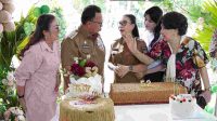 Caption Foto Bupati Robby Dondokambey didampingi Ketua TP-PKK Minahasa Ny Martina Lengkong Foto Bersama Dengan Wakil Bupati Vanda Sarundajang didampingi Anak dan Ibu Tercinta Ny Deitje Sarundajang- Laoh Tambuwun di Hut Wabup di Rudis Tondano.( Doc Foto : Ist)