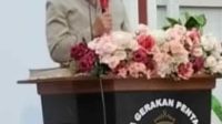 Caption Foto Kasatpol PP Minahasa Arnold Siby SE Saat Membawakan Sambutan Bupati Minahasa di Gereja GGP Shalom Wolaang Langowan Timur.(Doc Foto : Red)