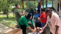 Dandim 1807Sorsel beserta ibu Ketua Persit bersama mama-mama Papua