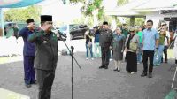 Caption Foto Gubernur Sulut Yulius Selvanus Didampingi Wagub Victor Mailangkay Saat Berziarah Di Makam SHS Disambut Wakil Bupati Vanda Sarundajang dan Kel Bes Sarundajang- laoh Tambuwun di Taman SHS Kawangkoan.(Doc Foto : Ist)