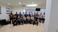 Caption Foto Bersama Komut Bank BSG Vicky Lumentut, Kepala Unit BSG Langowan Frangklin Nelwan dan Jajaran Pegawai BSG Unit Langowan. (Doc Foto : Detikgo.com)
